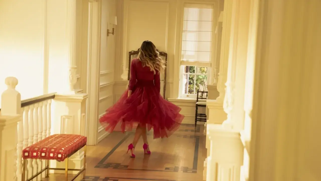 E così, con un vortice di tulle rosso, una donna balla in un corridoio luminoso.