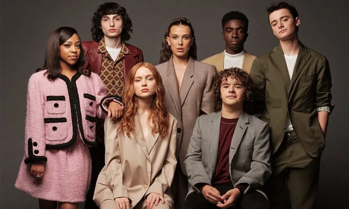 Il cast di Stranger Things posa per un ritratto di gruppo.