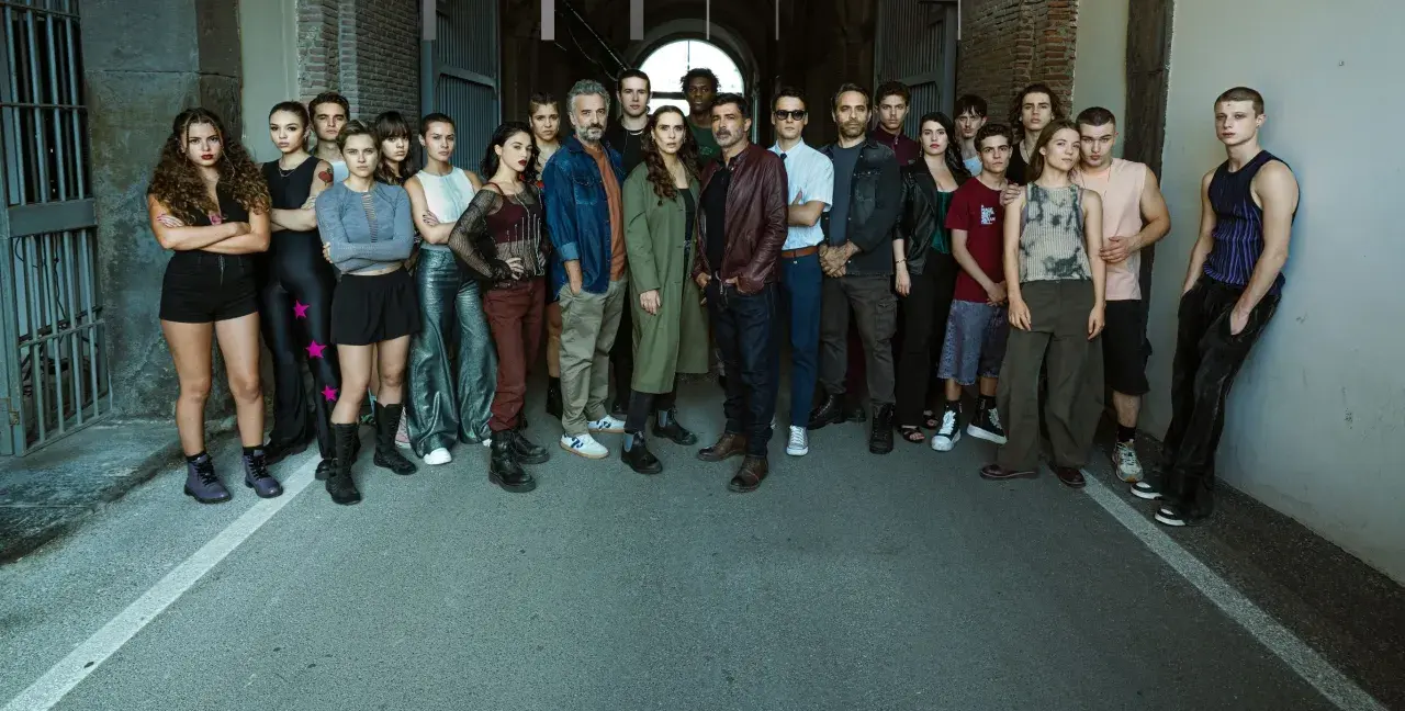 Il cast di Mare Fuori posa insieme, un gruppo eterogeneo di giovani e adulti, pronti per nuove avventure.