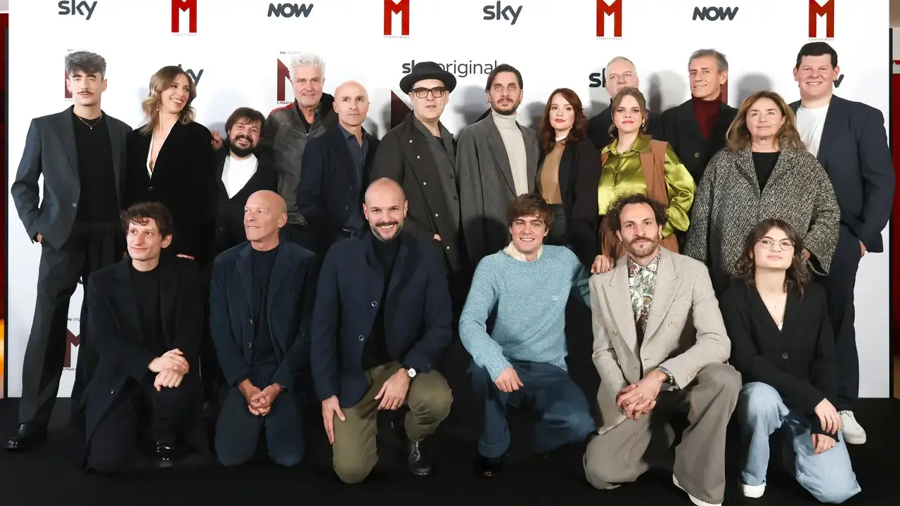 Il cast de "Il figlio del secolo" serie tv, in attesa dell'uscita, posa per una foto di gruppo.