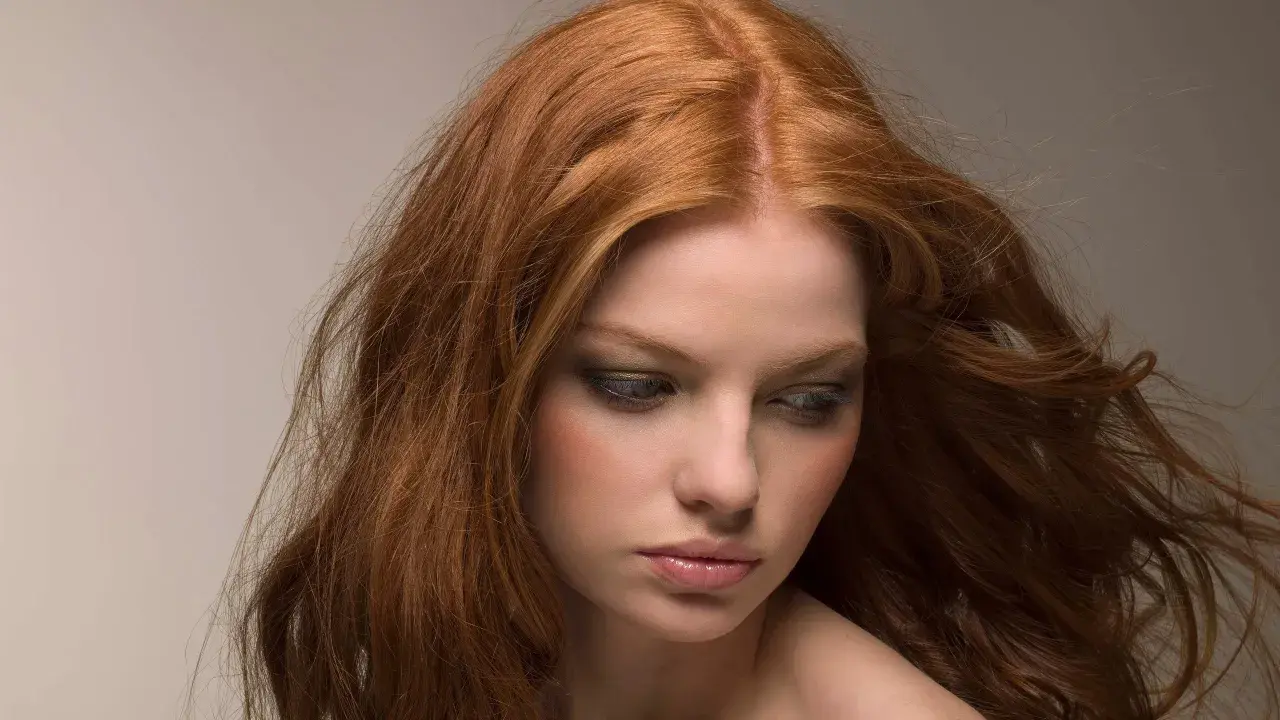 Capelli rossi mossi, con qualche ciocca ribelle. Scopri i migliori rimedi per capelli crespi e dona nuova vita alla tua chioma.