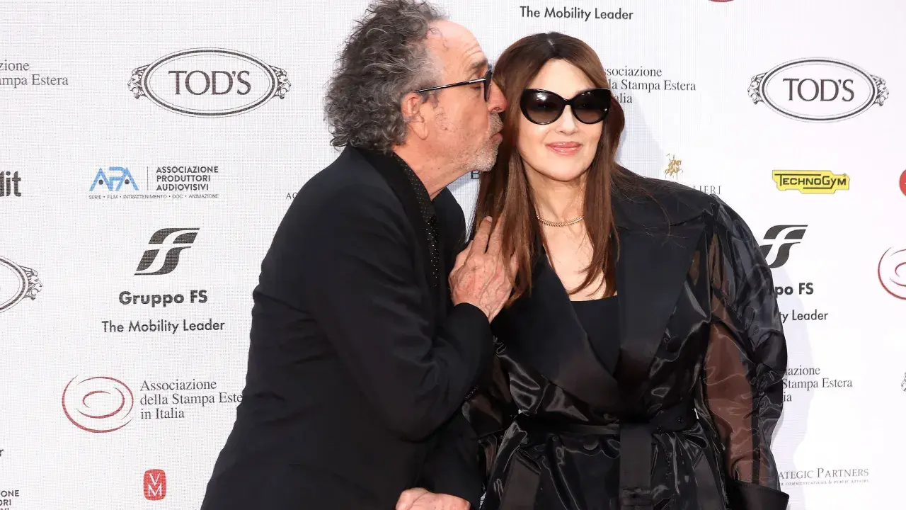 Tim Burton bacia Monica Bellucci, il suo compagno, in un momento affettuoso.