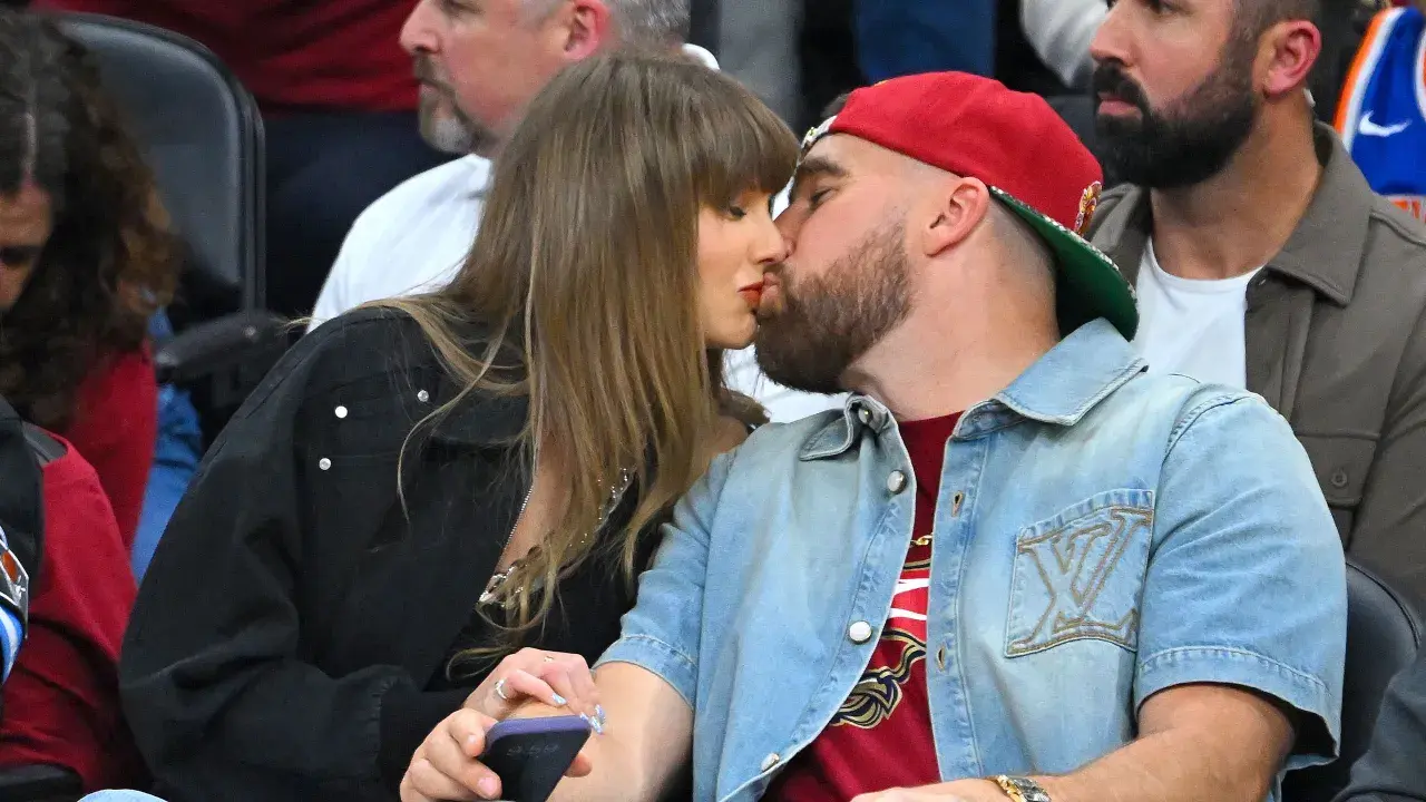 Taylor Swift e Travis Kelce si baciano, un momento intimo che svela scorci della loro taylor swift vita privata.