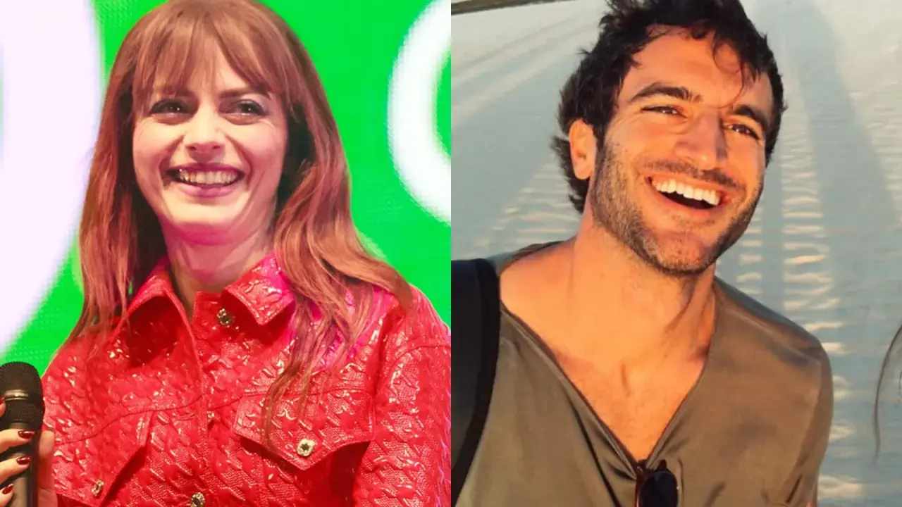 Annalisa e Francesco Muglia sorridono felici, uno sul palco con giacca rossa, l'altro in spiaggia.