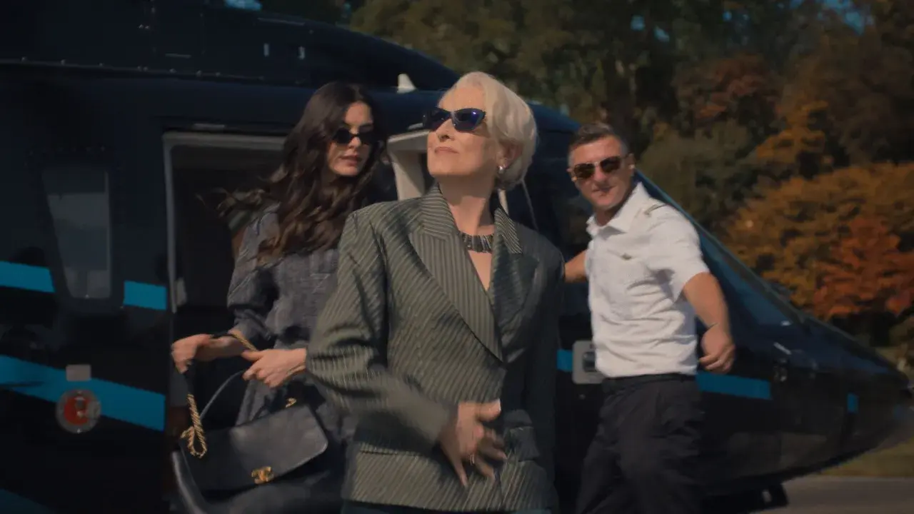 Miranda Priestly scende dall'elicottero, un'icona di stile. Forse il diavolo veste prada 3 è in arrivo.