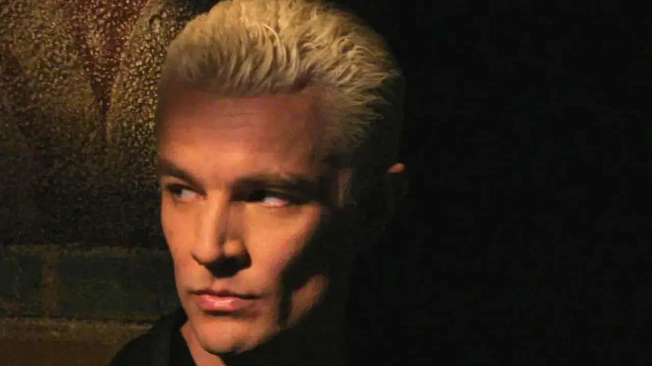 Spike, uno dei personaggi più iconici del cast di Buffy l'ammazzavampiri, con i suoi capelli biondi e lo sguardo intenso.