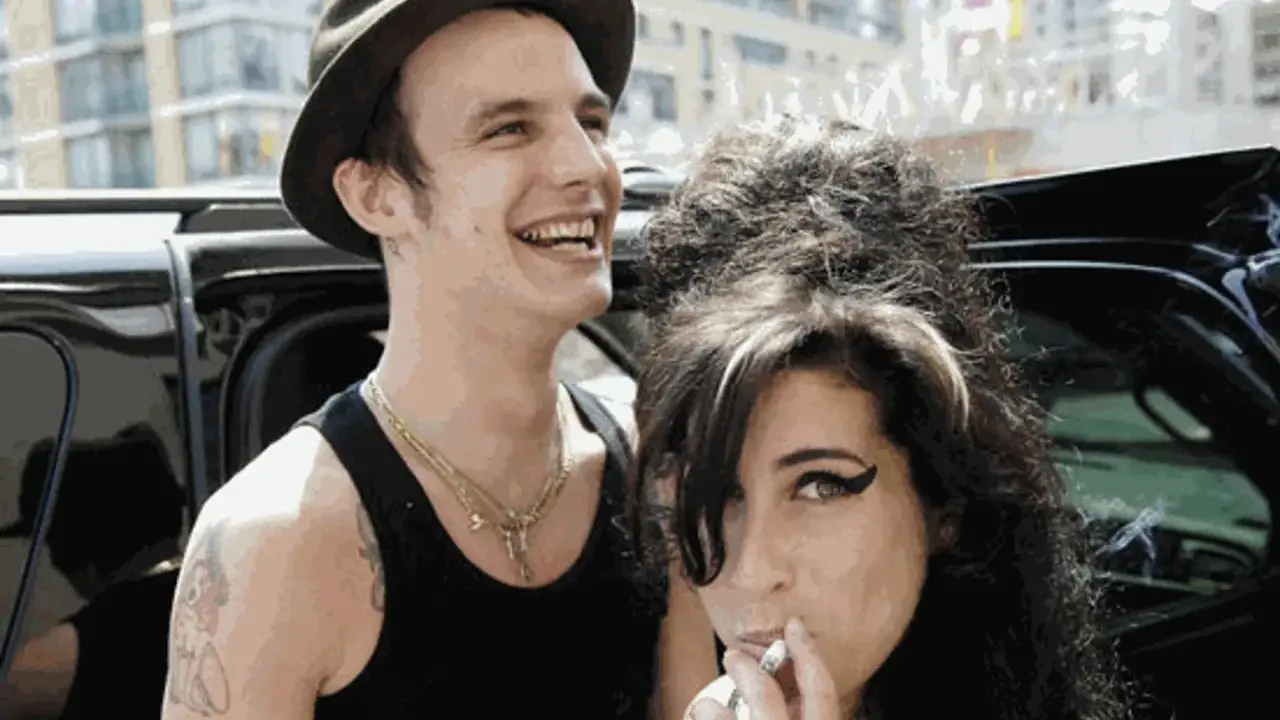 Blake Fielder-Civil oggi, con un sorriso e un cappello, accanto ad Amy Winehouse che fuma.