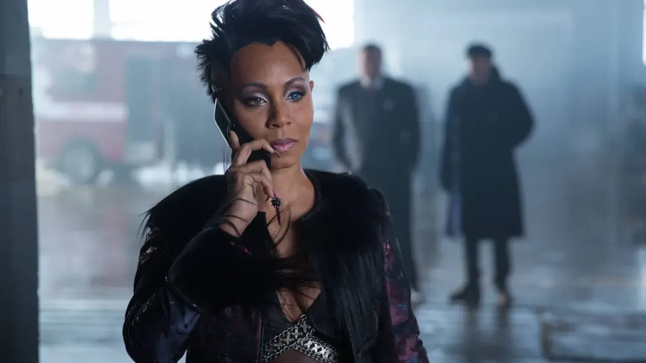 Jada Pinkett Smith, in un look audace, parla al telefono. Un'icona dei film e programmi TV.