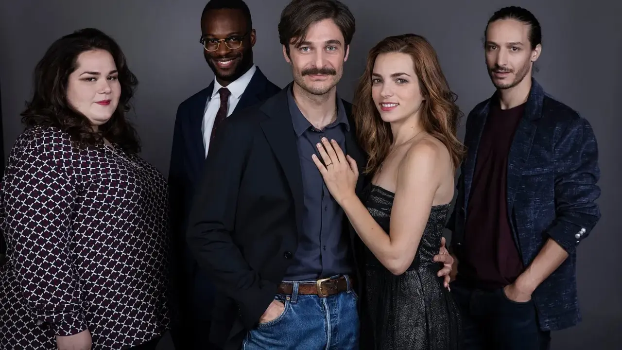 Il cast di "Noi", la serie televisiva, posa insieme. Cinque attori, un uomo con baffi e una donna con mano sul petto, al centro.