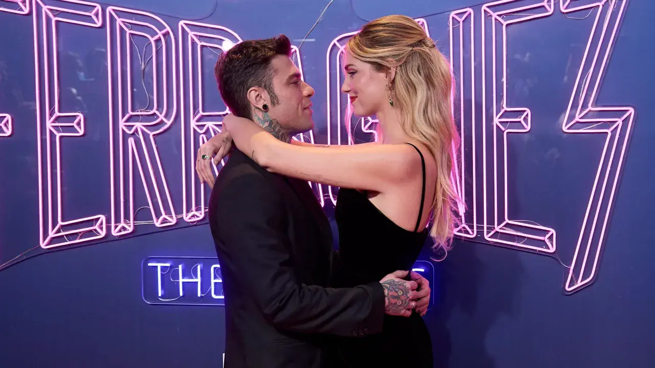 Fedez e Ferragni, le ultime notizie: la coppia si abbraccia davanti a luci al neon rosa.