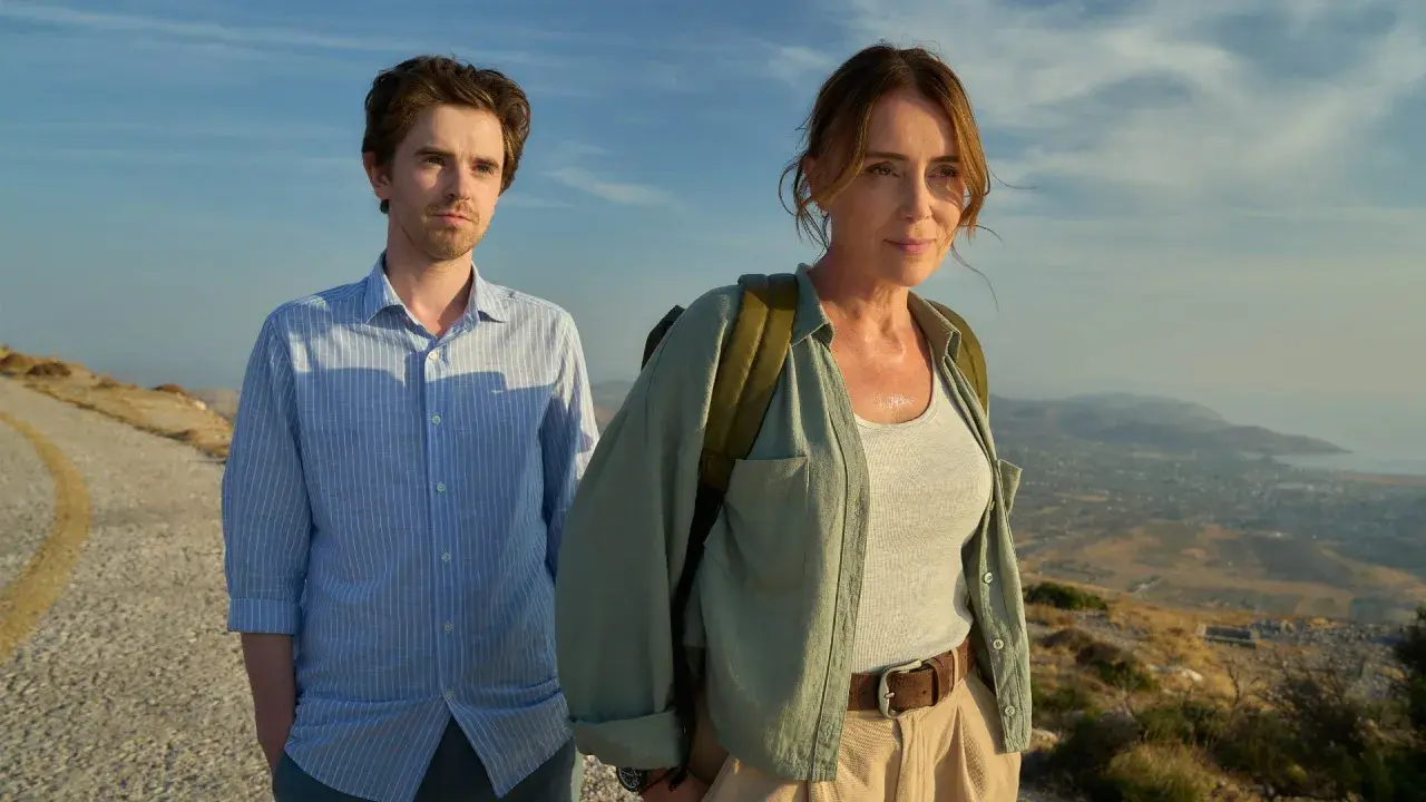 Freddie Highmore in un paesaggio montano, un'immagine che evoca i suoi film e programmi TV.