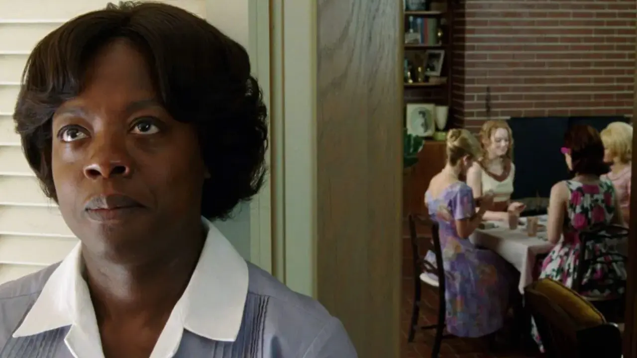 Viola Davis, nel cast di The Help, osserva un gruppo di donne riunite a tavola.