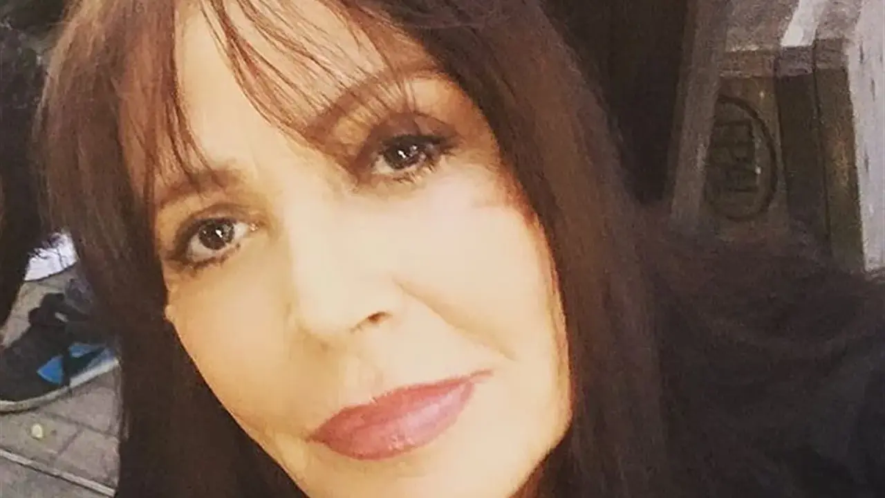 Viola Valentino, con un sorriso che sfida ogni malattia, guarda dritto verso di noi.