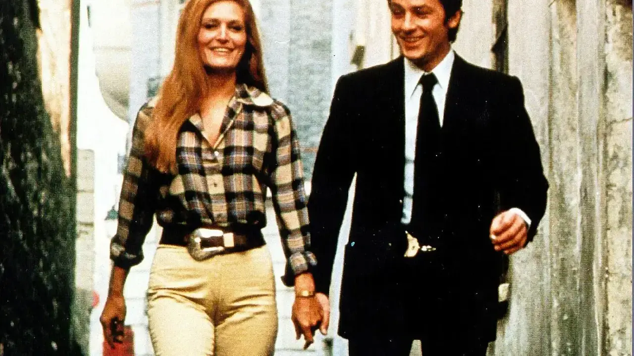 Dalida e Alain Delon, una storia d'amore e cinema, passeggiano mano nella mano.