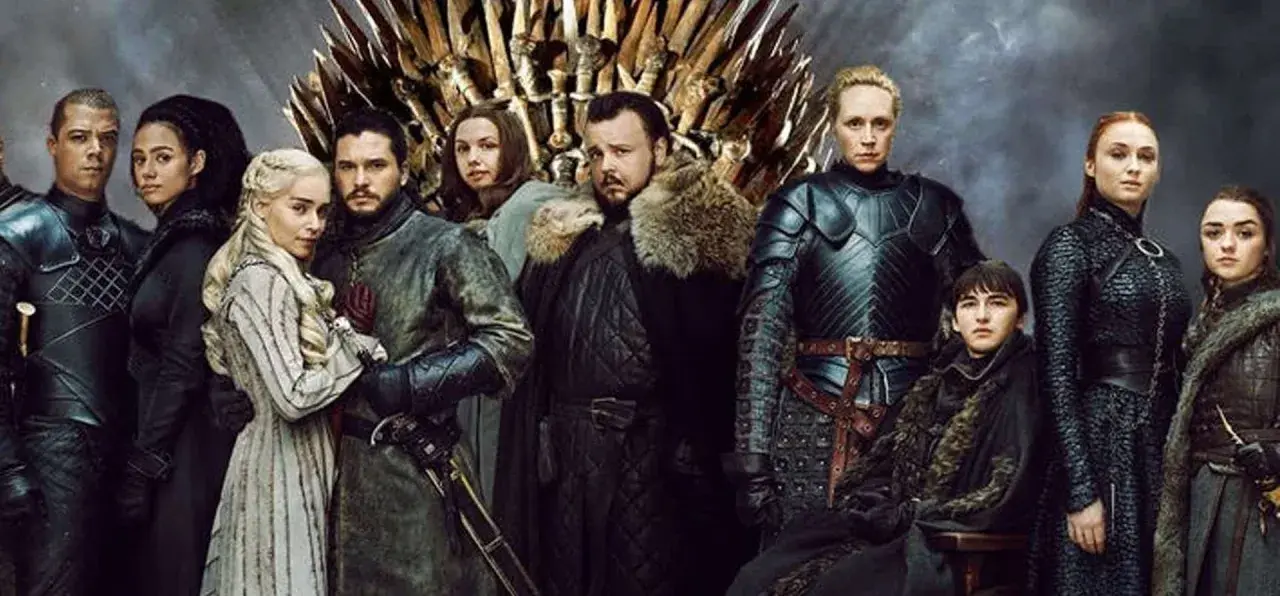 Il cast di Il Trono di Spade riunito davanti al Trono di Spade. Jon Snow, Daenerys Targaryen, Sansa Stark e altri eroi.