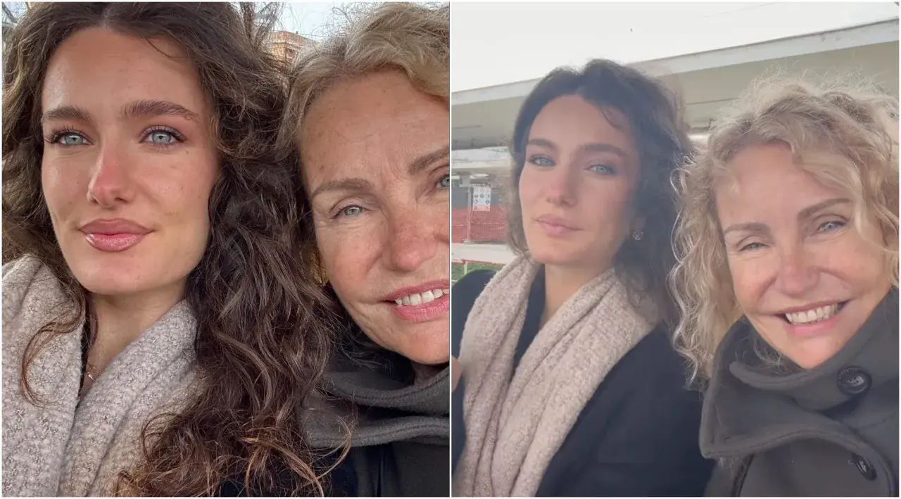 Liala, figlia di Licia Colò, sorride accanto alla madre. Entrambe indossano sciarpe calde.