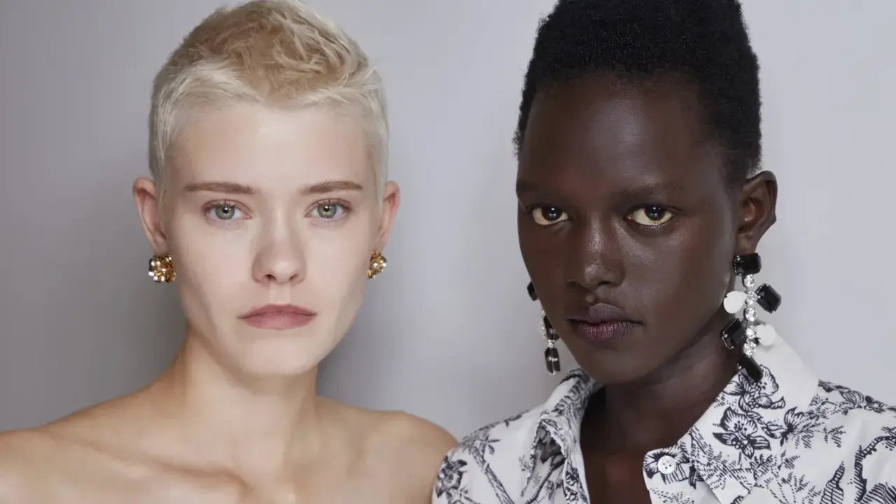 Due modelle con tagli cortissimi rasato pixie cut corto. Una con capelli biondi e orecchini dorati, l'altra con capelli neri e orecchini pendenti.