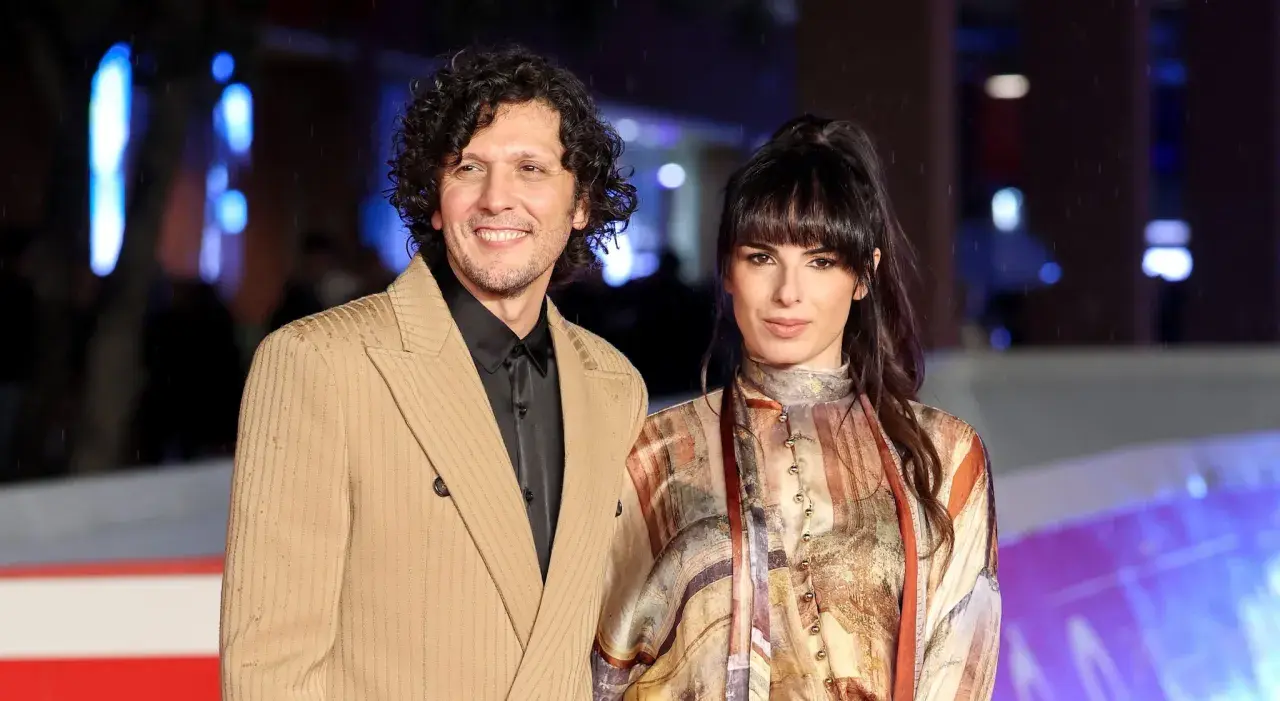 Ermal Meta con la sua compagna, in un momento di complicità sul red carpet.
