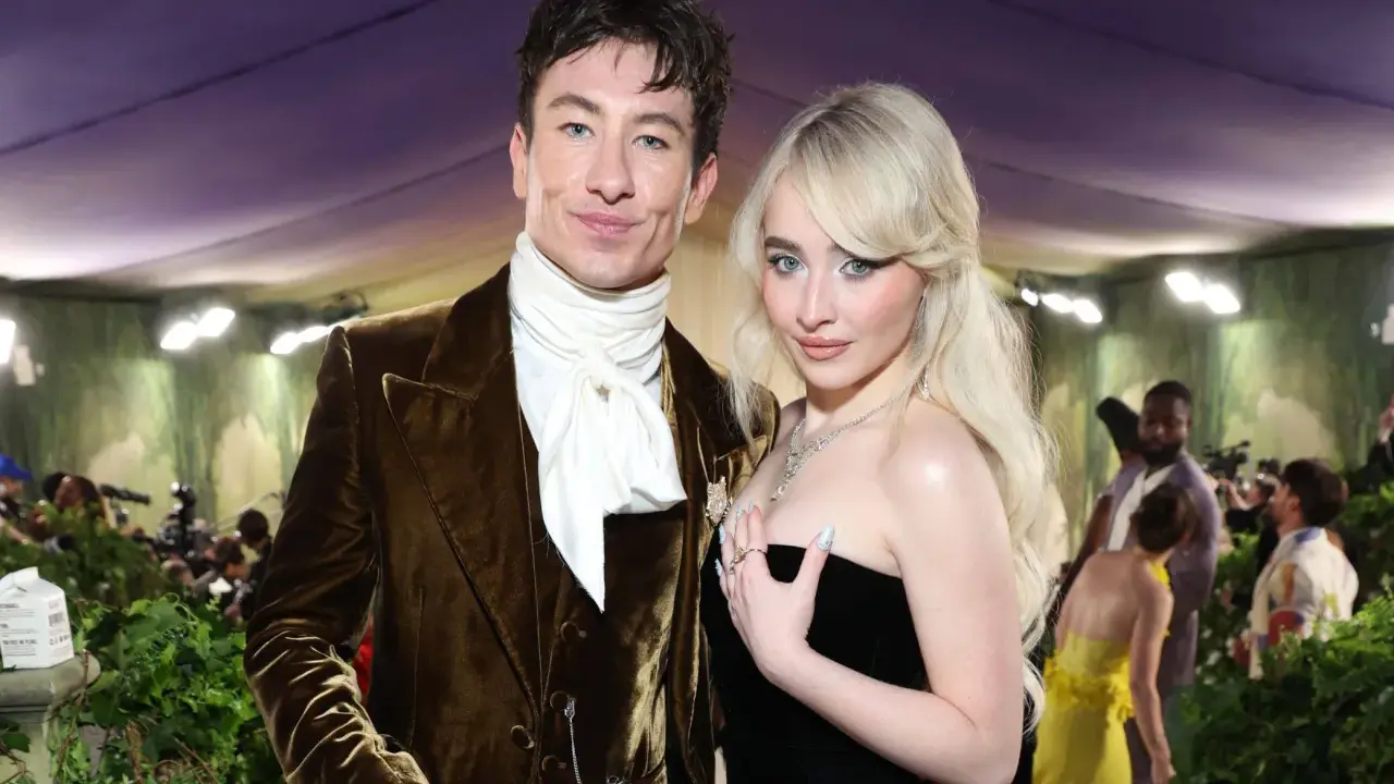 Sabrina Carpenter e Barry Keoghan, una coppia affascinante, posano insieme in un evento glamour.