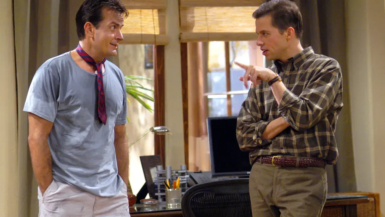 Charlie Sheen e Jon Cryer, cast di Due uomini e mezzo, discutono animatamente in un ufficio.