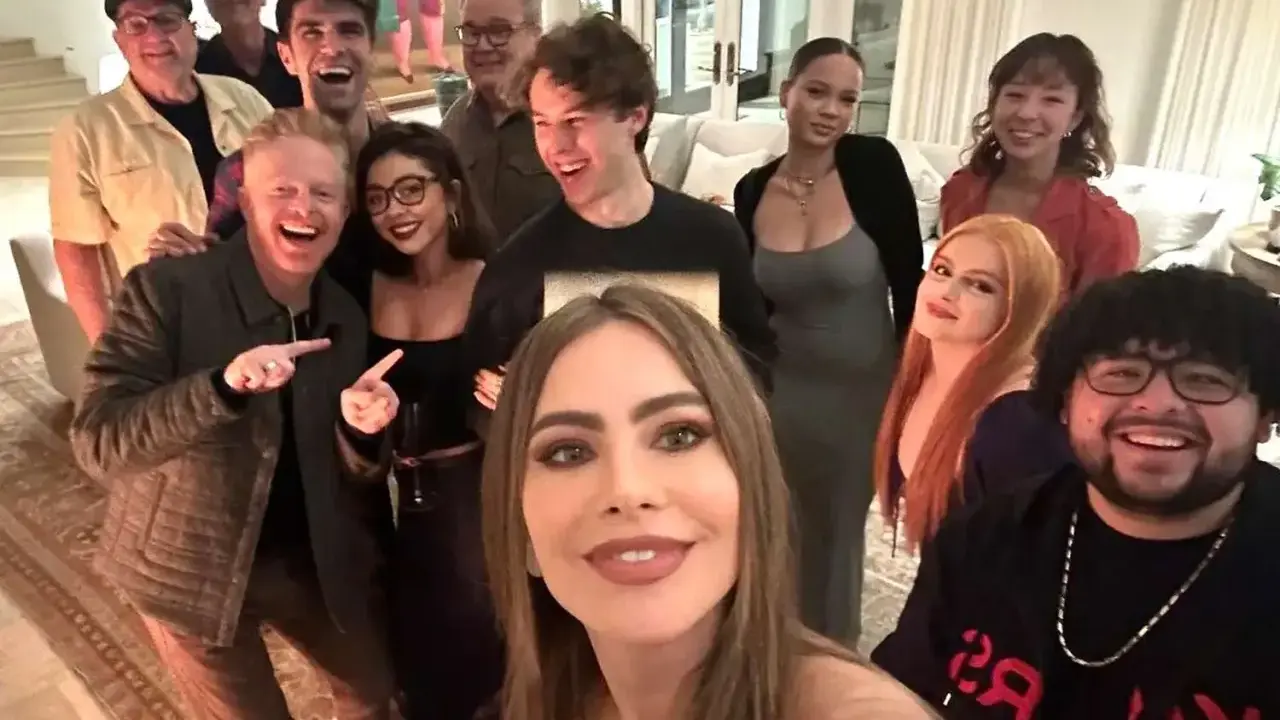 Il cast di Modern Family riunito per una festa, sorrisi e abbracci per celebrare il loro legame.