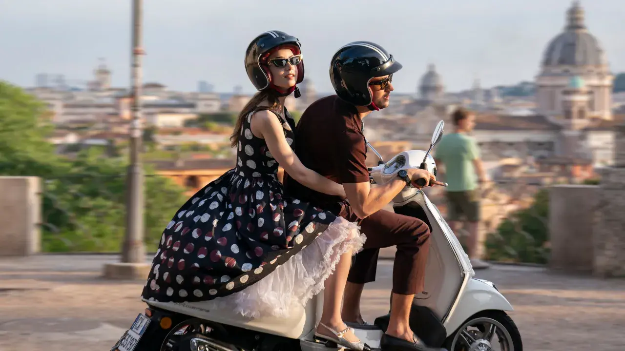 Emily in Paris 4: Emily e Gabriel sfrecciano su uno scooter a Roma, con la città sullo sfondo.
