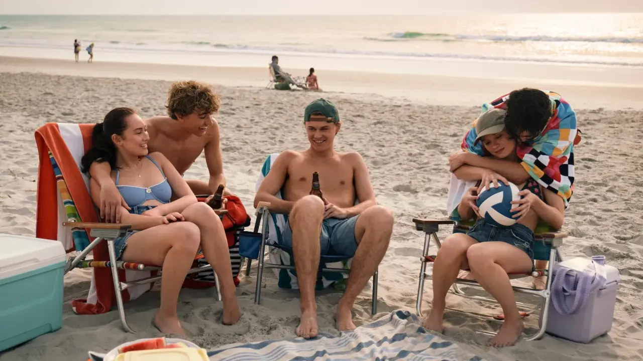 Amici in spiaggia, un'estate da ricordare. La scena evoca "the summer i turned pretty 3".