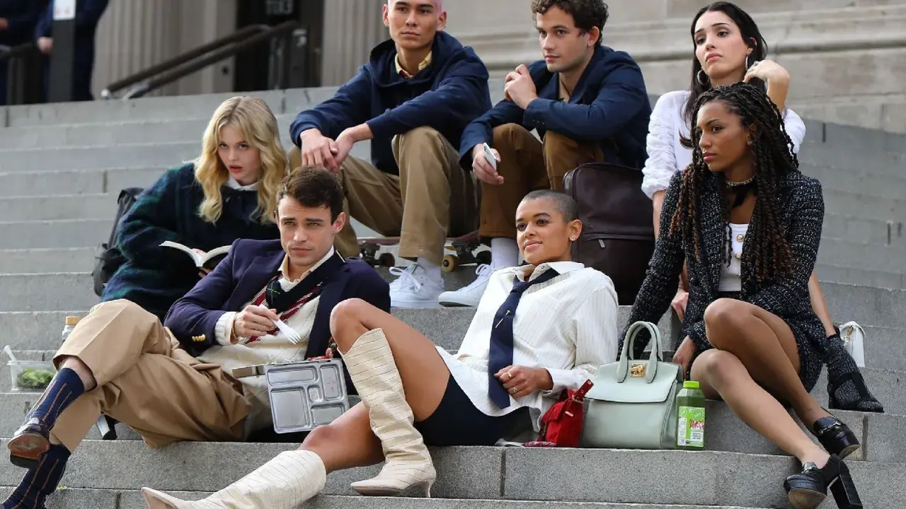 Il cast di Gossip Girl si riunisce sulle scale, tra chi legge, chi chiacchiera e chi si gode un pranzo al sacco.