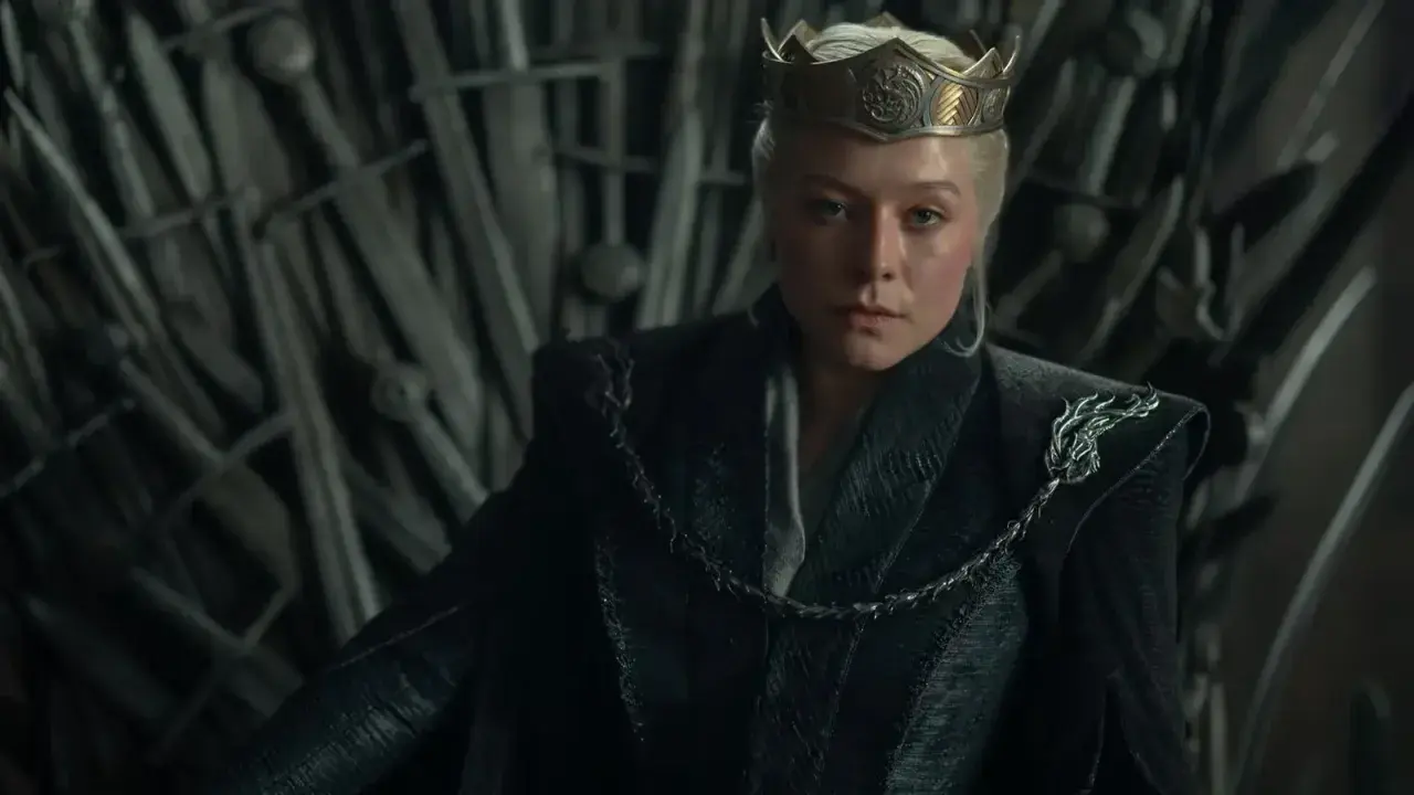 Regina Rhaenyra Targaryen, erede del trono di spade, indossa la corona e un fermaglio a forma di drago, simbolo della sua casata, in House of the Dragon.