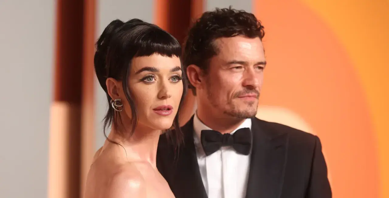 Katy Perry e Orlando Bloom, una coppia iconica, posano elegantemente.