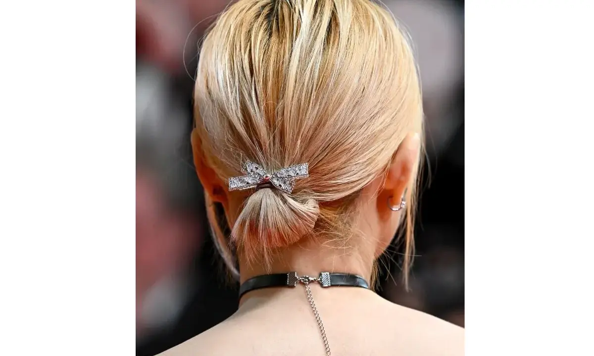 Chic acconciature capelli corti chignon basso con fermaglio a fiocco scintillante e choker.