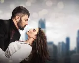 Un uomo e una donna si guardano intensamente. Io sono Farah, e questa scena evoca un amore profondo e un legame indissolubile.