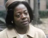 Viola Davis, con un cappello e un cappotto beige, in una scena di film e programmi TV.
