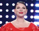 Emma Marrone sorride con un vestito rosso acceso e orecchini luminosi. Chissà se pensa al suo emma marrone fidanzato.