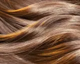 Capelli castani con riflessi ramati, dall'aspetto secco e opaco, come capelli rovinati dopo trattamento cheratina.