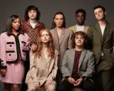Il cast di Stranger Things posa per un ritratto di gruppo.