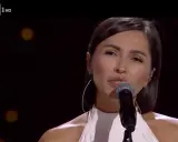 Serena Brancale, con i suoi figli nel cuore, canta sul palco di Rai 1 HD.
