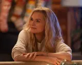 Michelle Pfeiffer in un film natalizio, con calze appese al camino e luci scintillanti.