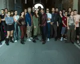 Il cast di Mare Fuori posa insieme, un gruppo eterogeneo di giovani e adulti, pronti per nuove avventure.