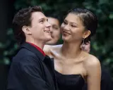 Tom Holland e Zendaya, un momento di complicità sul red carpet. Lei sorride guardandolo, lui ricambia con un sorriso radioso.