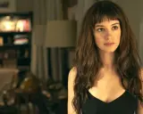 Marianne Sheridan, parte del cast di Normal People, con i suoi lunghi capelli castani e un'espressione pensierosa.