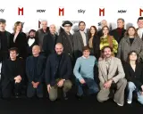 Il cast de "Il figlio del secolo" serie tv, in attesa dell'uscita, posa per una foto di gruppo.