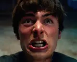 Un primo piano terrificante di un giovane con gli occhi spalancati e la bocca aperta, pronto ad affrontare le minacce di Stranger Things 5.