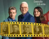 I protagonisti di Only Murders in the Building 4, tra cui Steve Martin, Martin Short e Selena Gomez, sono ritratti in un poster cinematografico.