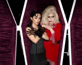 Jenna Ortega e Lady Gaga, parte del cast di Mercoledì, posano in una bara decorata con velluto viola.