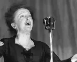 La leggendaria Édith Piaf canta con passione, la sua voce risuona mentre il pubblico immagina la sua causa morte.