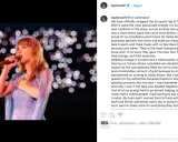Taylor Swift canta sul palco, con un abito viola scintillante, durante il suo tour europeo. La sua performance a Vienna è stata cancellata, ma il suo tour continua.