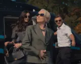Miranda Priestly scende dall'elicottero, un'icona di stile. Forse il diavolo veste prada 3 è in arrivo.