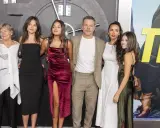 Matt Damon con la sua famiglia, inclusi i suoi figli, posa per una foto.