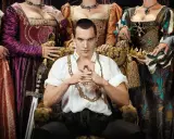 Il cast di I Tudors: un giovane re circondato da donne in abiti sontuosi, con spade e corone.